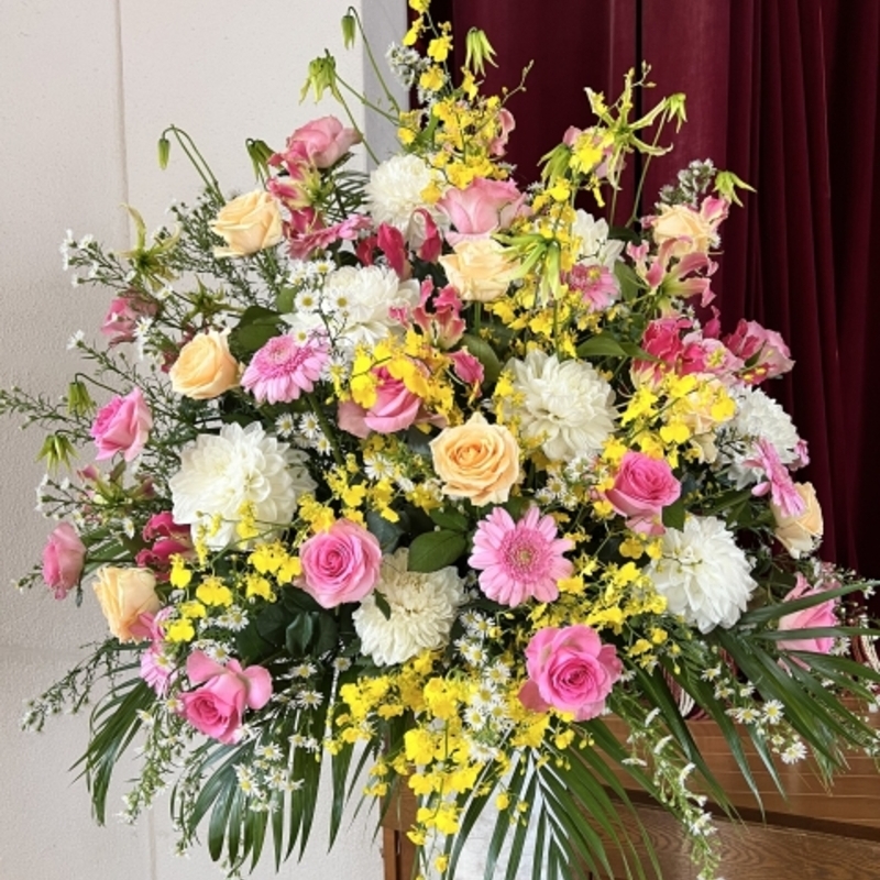カラフルで季節感のあるスタンド花