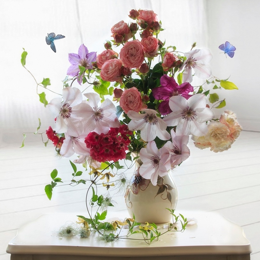 バラや紫陽花と組み合わせて初夏のアレンジに