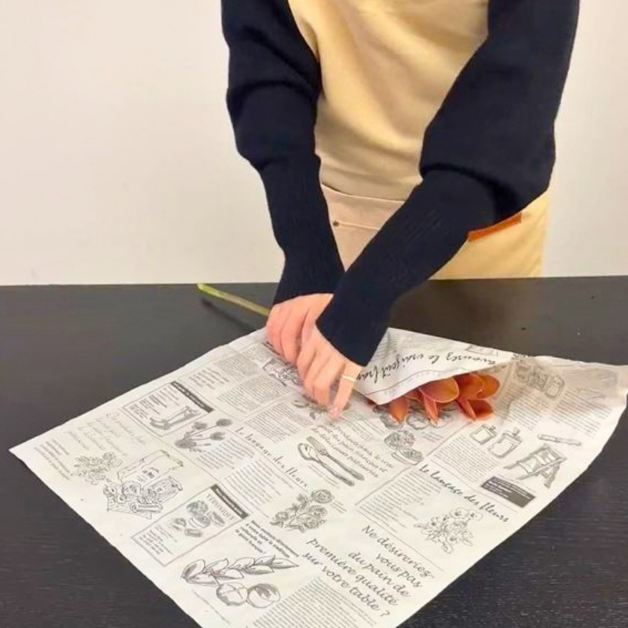 花全体を新聞紙で包む