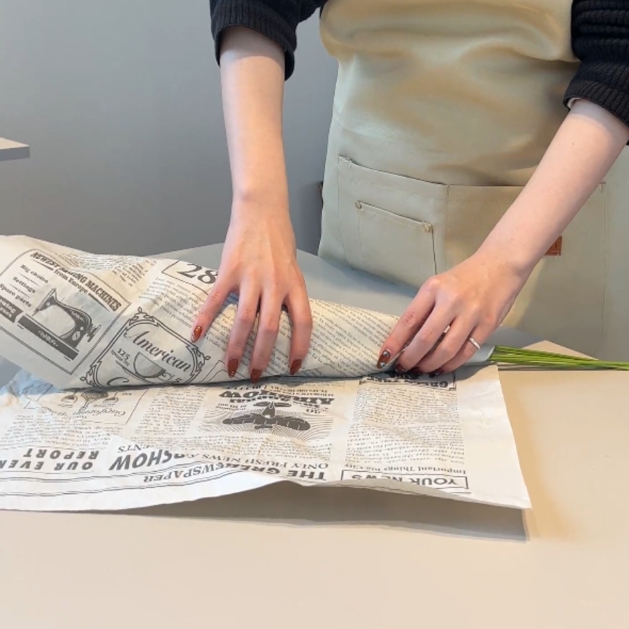 新聞紙で巻いて茎を斜めにカット