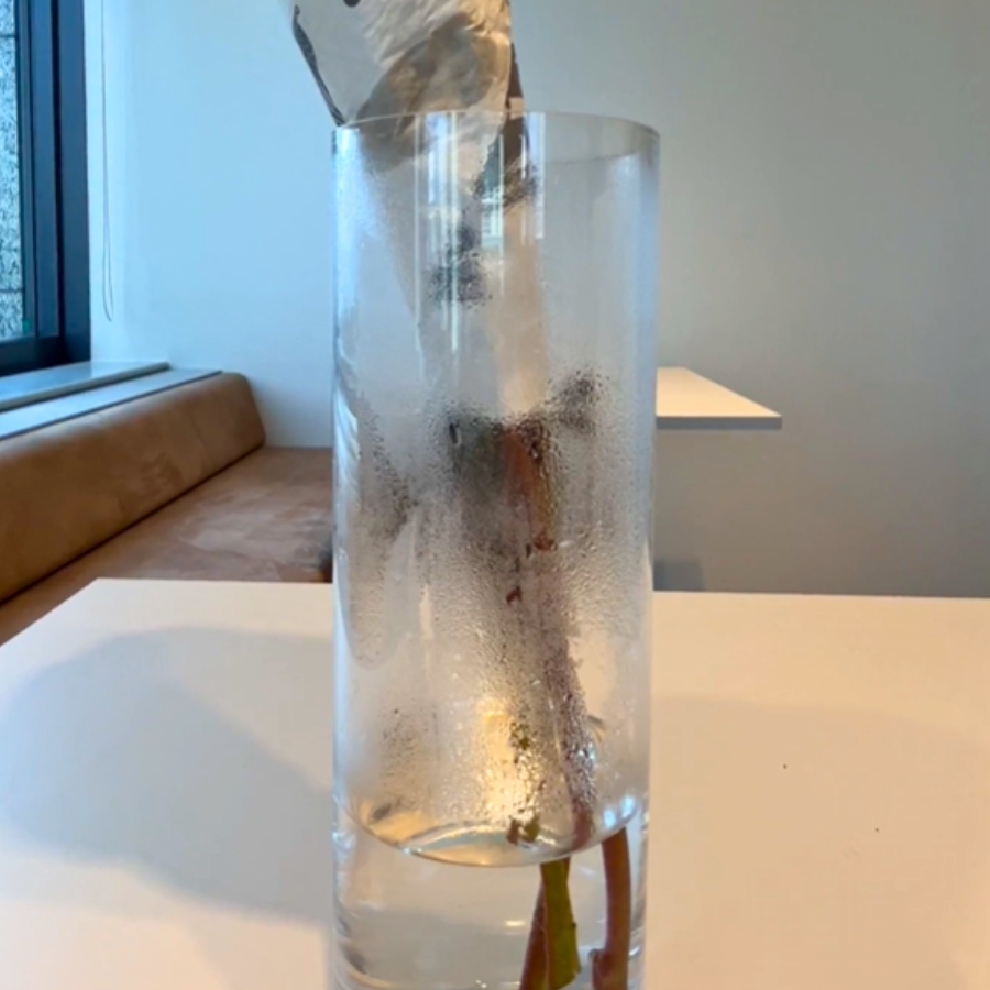 約80℃のお湯に、茎の先端を10秒ほどつける