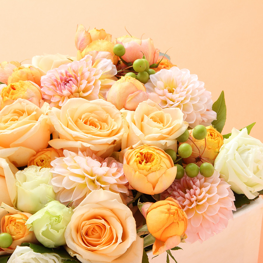 バラと季節の花のアレンジメント