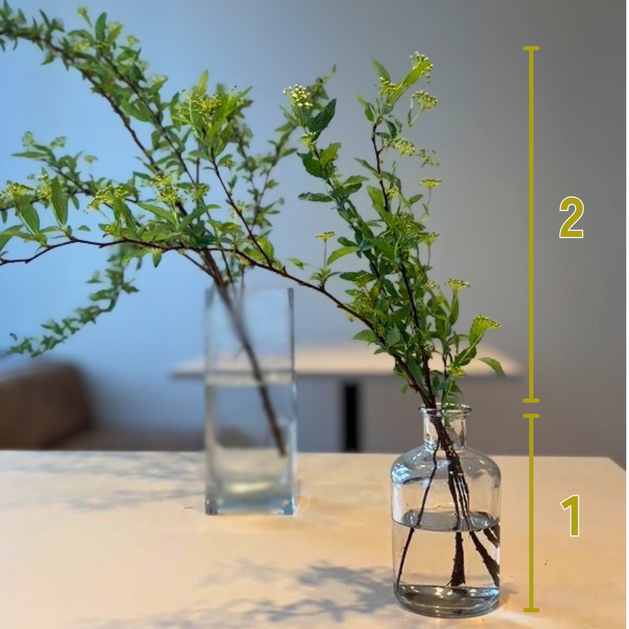 花瓶と1:2のバランスで飾る