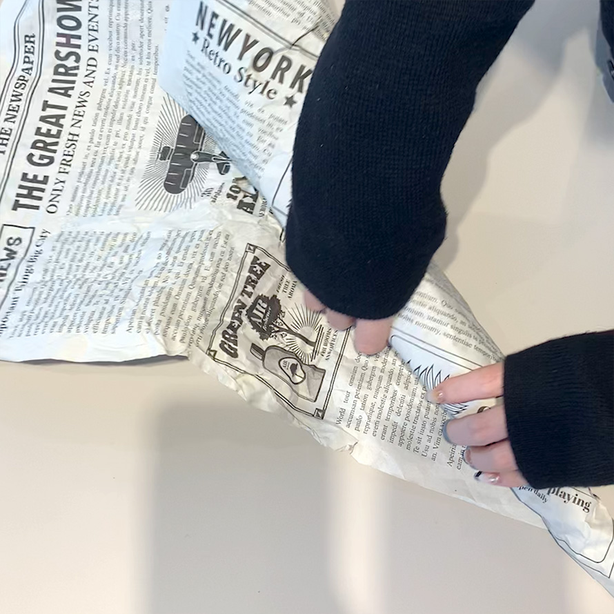 新聞紙で花を包む