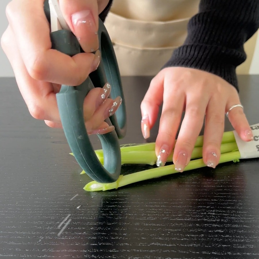 新聞紙で巻いて茎をカット、または叩く