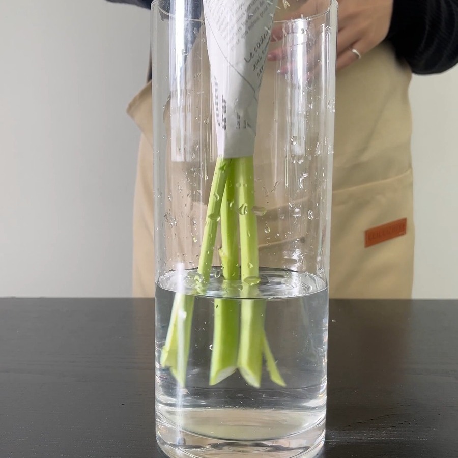 約80℃のお湯に茎先を30～40秒つける