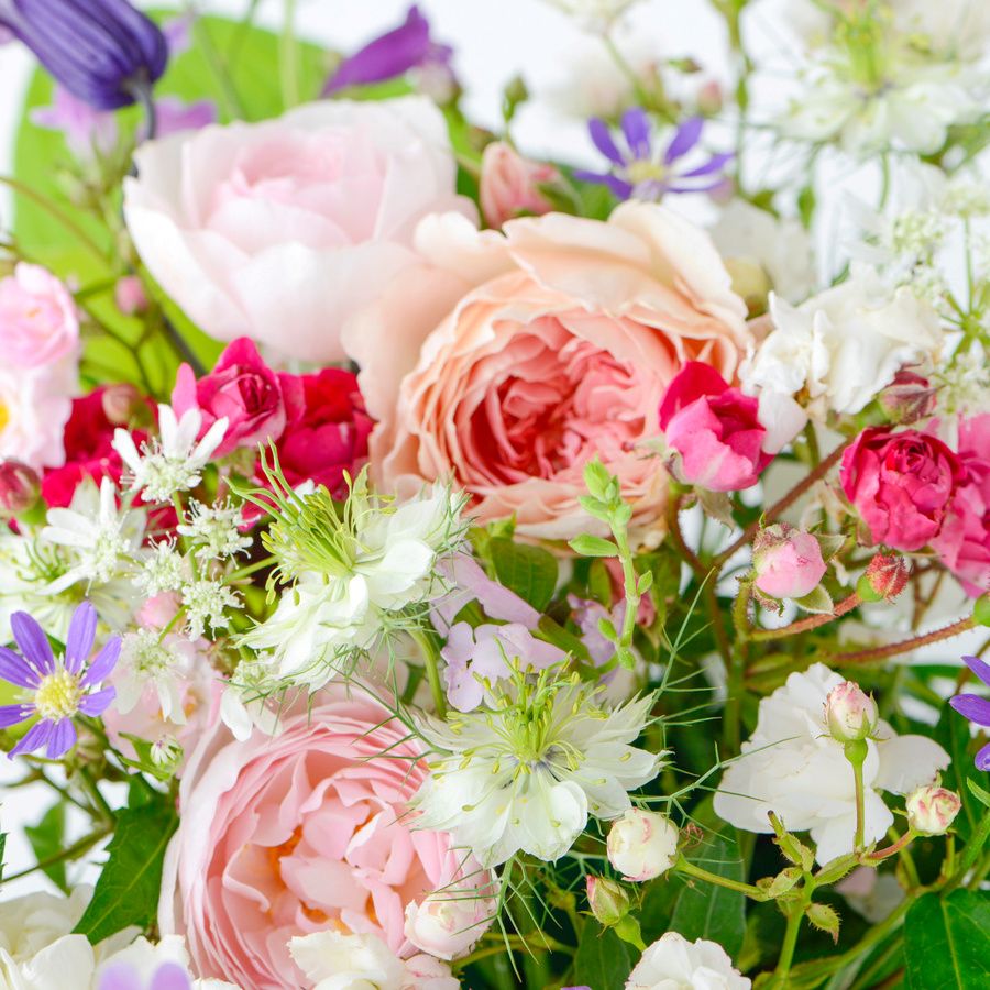 バラやカーネーションと一緒に生ける