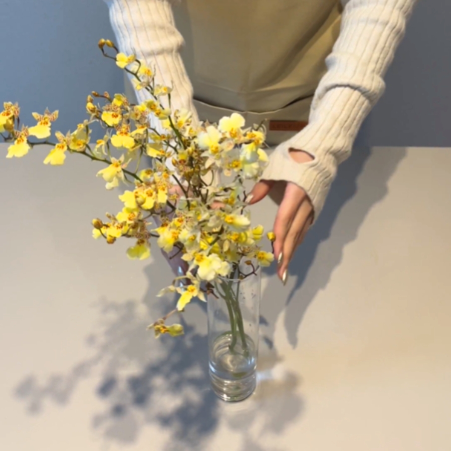 高さのある花瓶に浅水で飾る