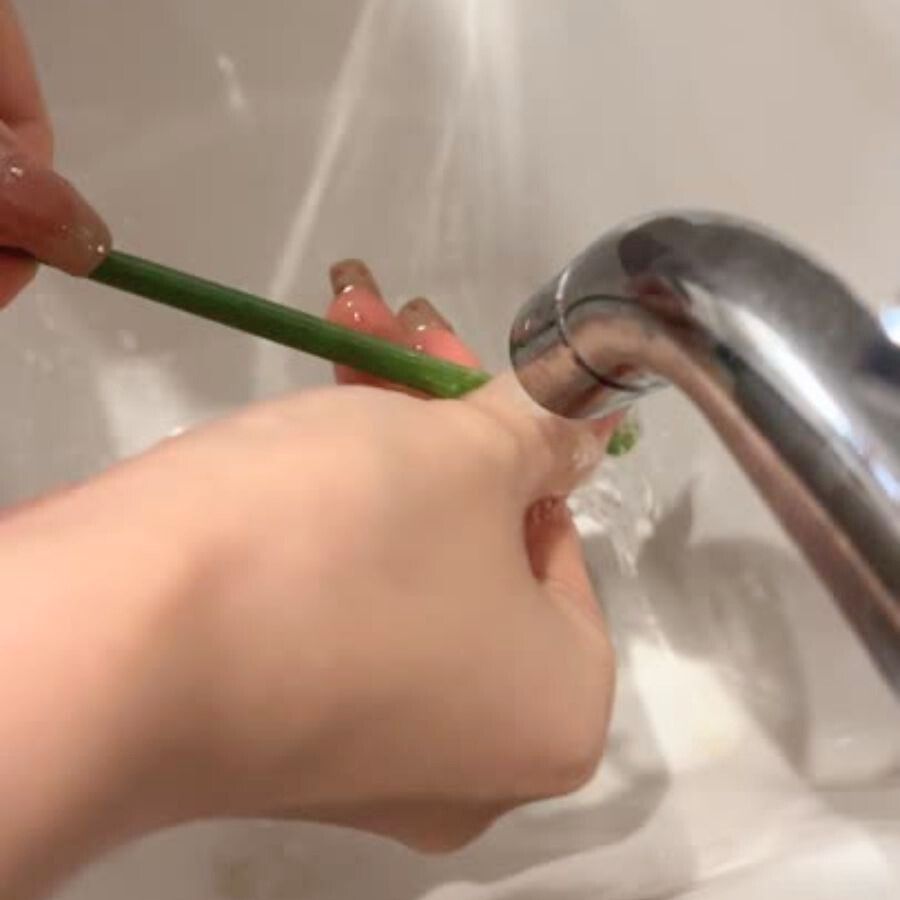 茎の先を洗ってぬめりを取る