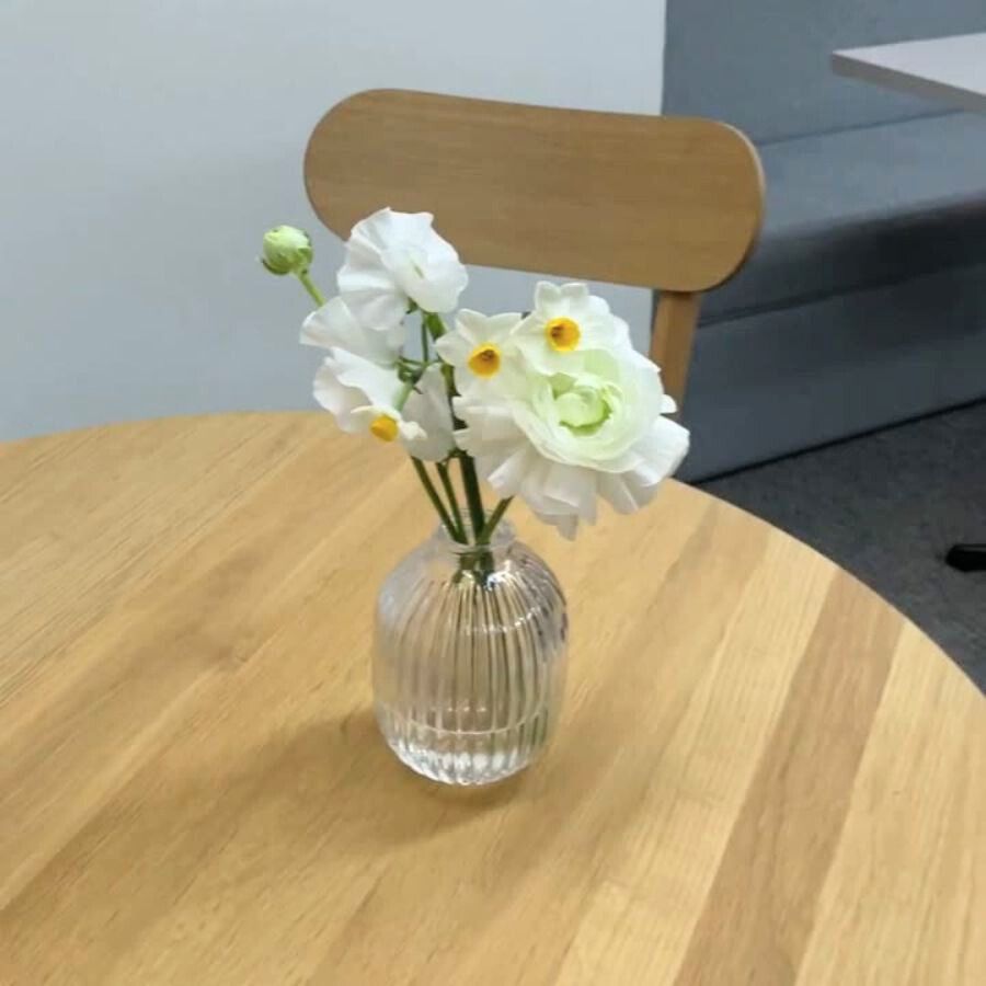 日本水仙と白のラナンキュラス・スイートピーを組み合わせたアレンジ