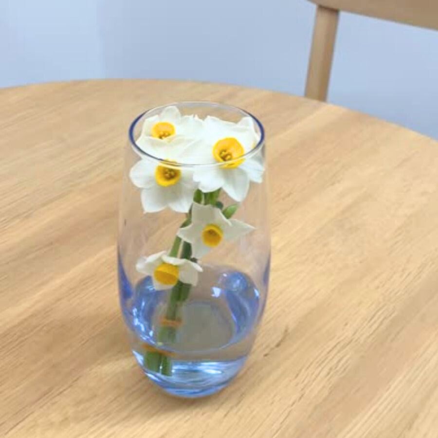 クリアな花瓶にすっぽりと生ける小ぶりアレンジ